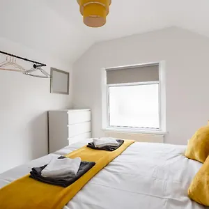2 Bed Near Centre - By Sweet Stays , Cardiff United Kingdom